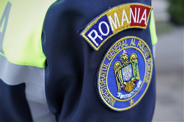 Timişoara: Tânăr ridicat de poliţişti, după ce a devenit agresiv cu un şofer de troleibuz/ Bărbatul îi ceruse să micşoreze volumul la o boxă la care asculta muzică