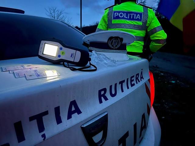Tramvai implicat în accident rutier la Timişoara / A fost lovit de o maţină, şoferul autoturismului, în vârstă de 73 de ani, fiind rănit