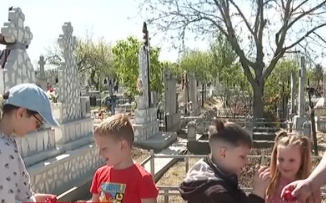 Credincioșii merg la morminte cu ouă roșii și cozonac, de Paștele Blajinilor