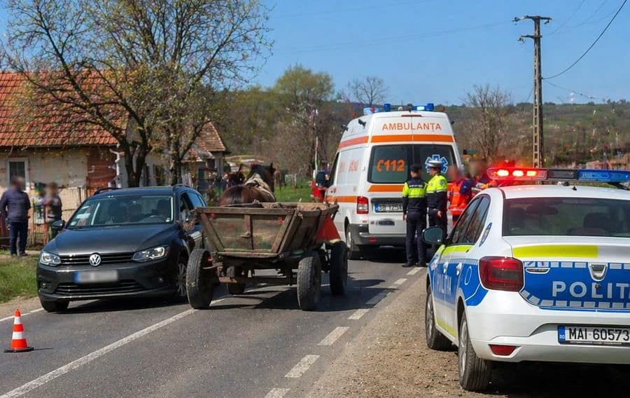 Un copil de 12 ani a căzut din căruță direct în fața unei mașini și a ajuns de urgență la spital, în Sibiu