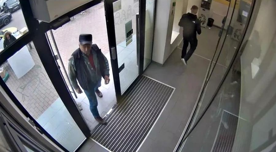 Bani retrași fraudulos de la un bancomat din Piatra Neamț. Poliția caută suspectul și cere ajutorul cetățenilor