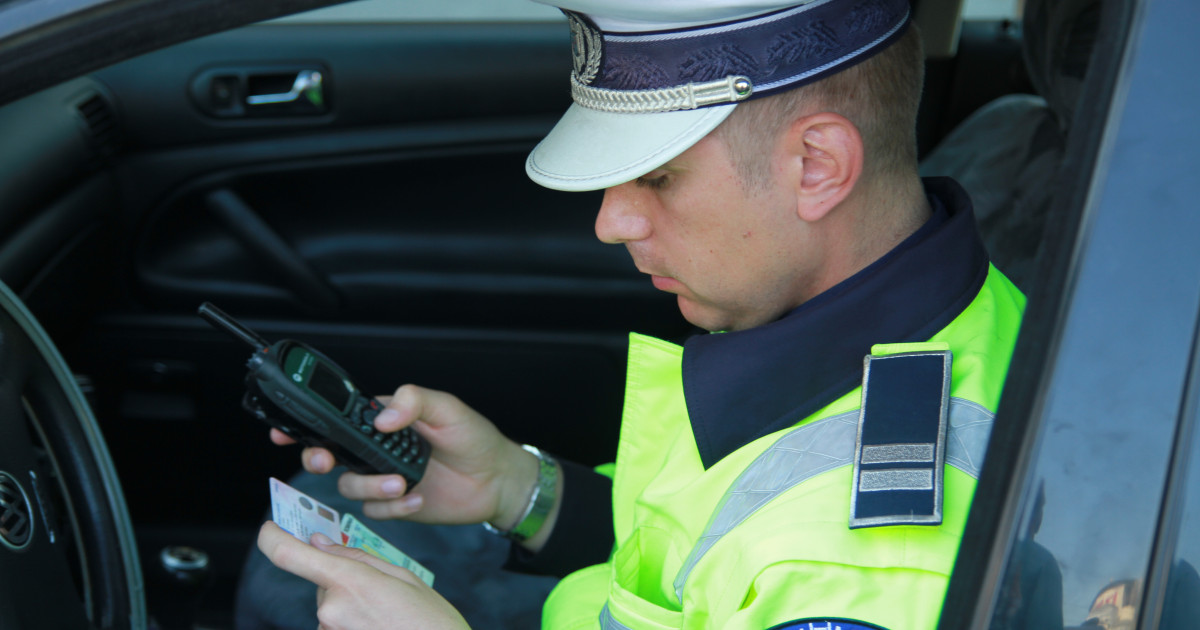 Un șofer din Dâmbovița a fost prins cu 200 km/oră pe un drum naţional. Nu a oprit la semnalele poliţiştilor şi nu avea ITP la maşină