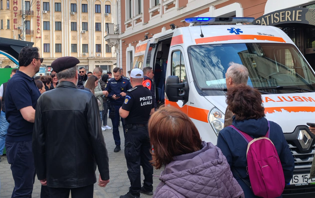 Accident în Piața Unirii, un tânăr rănit după ce ar fi alunecat la coborârea din tramvai | FOTO/VIDEO