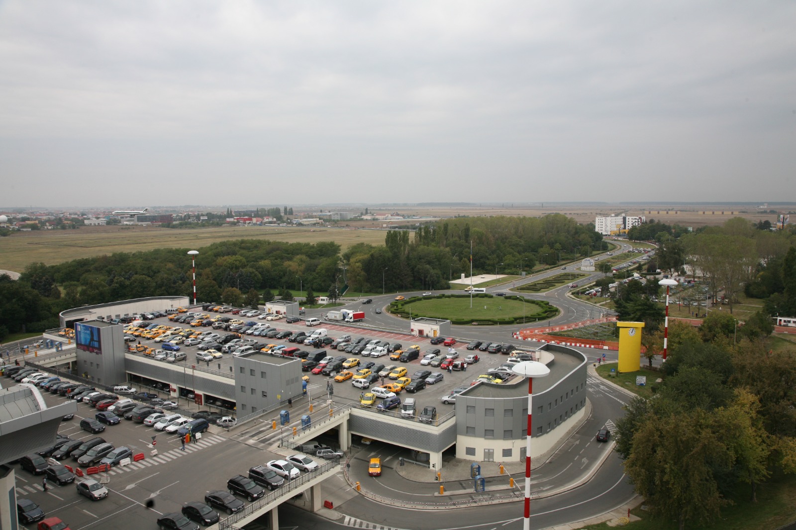 Au început lucrările de modernizare a parcării supraetajate din fața terminalului Sosiri al Aeroportului „Henri Coandă”