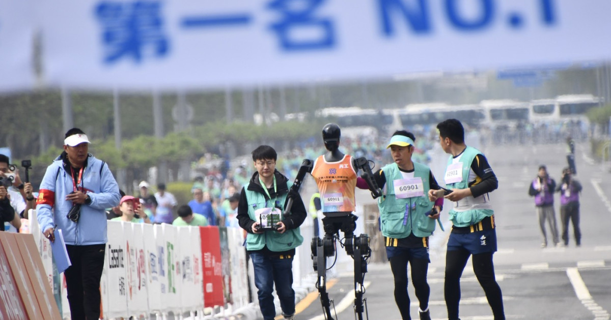 Semimaraton inedit la Beijing: un robot a depășit recordul mondial uman