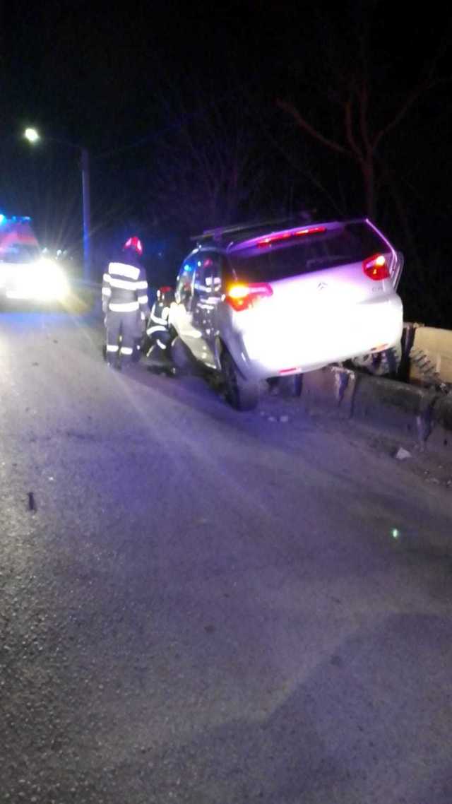 Bistriţa-Năsăud: Trei bărbaţi, transportaţi la spital după ce maşina în care se aflau a intrat într-un podeţ, pe DN 17
