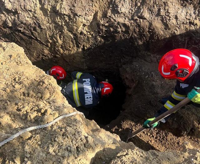 Intervenţie a pompierilor din Galaţi pentru scoaterea unui bărbat de sub un mal de pământ care s-a surpat peste el/ Acesta lucra la reţeaua de canalizare