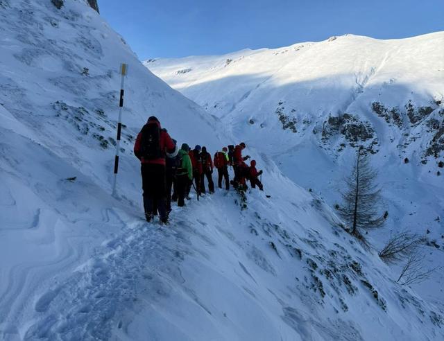 Avertisment din partea Salvamont pentru turiştii care merg la munte, în Braşov: Evitaţi deplasările pe văi înguste, în zone unde pot produce viituri, precum şi în apropierea versanţilor abrupţi
