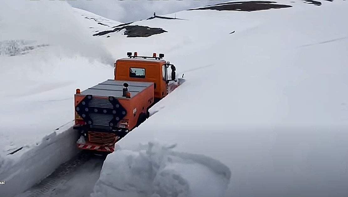 Continuă deszăpezirea pe Transalpina – strat de zăpadă de peste doi metri pe partea carosabilă